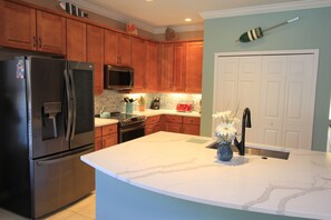 ثلاجة، ميكروويف، فرن، موقد طهي مسطح