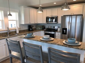 冷蔵庫、電子レンジ、オーブン、コンロ