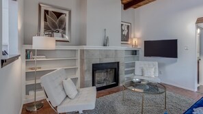Smart TV, chimenea y libros 
