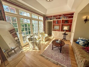 Smart TV, fireplace, DVD player, ping pong