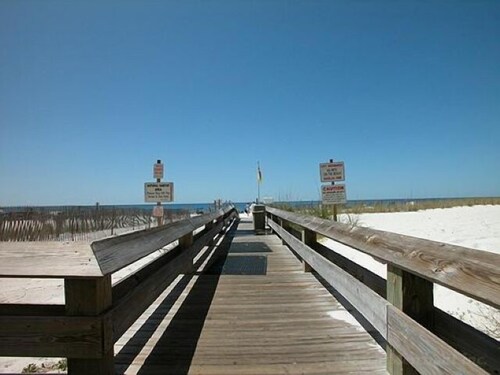 REDUCED RATES!   BREATHTAKING VIEWS FROM BEAUTIFUL CORNER UNIT!  3 BR/2 BA.