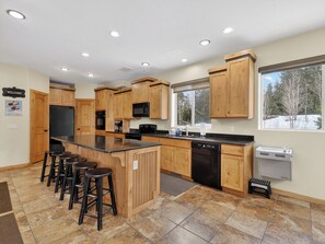 Réfrigérateur, four à micro-ondes, un four, surface de cuisson