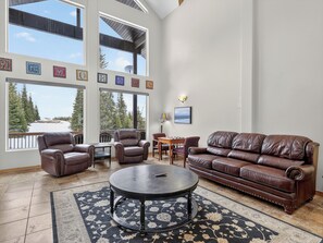 Téléviseur, foyer, lecteur de DVD, table de baby-foot