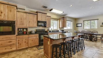 冰箱、微波炉、烤箱、炉灶