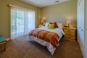 6 bedrooms, iron/ironing board, travel crib, free WiFi - Grand View Lodge: Your Utah Escape Near National Parks (Hatch)