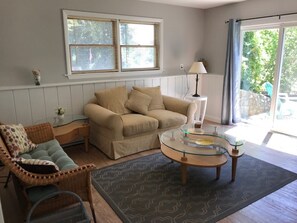 Télévision à écran plat, lecteur de DVD, jouets, livres