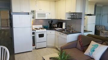 Frigorifero, microonde, forno, piano cottura