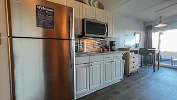 Refrigerador, microondas, parrilla de estufa y cafetera y tetera