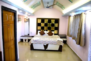 Minibar, desk, iron/ironing board, free WiFi