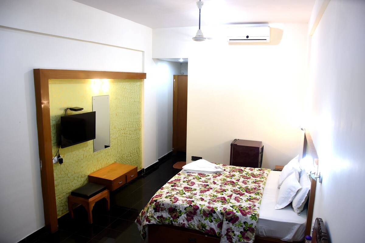 Minibar, desk, iron/ironing board, free WiFi
