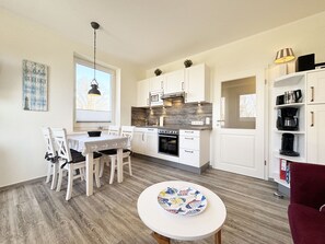 Geladeira, micro-ondas, fogão, lava-louças