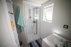 Shower, hair dryer, soap, toilet paper - BETWEEN LAKE & OCEAN, VERY NICE MOBILHOME (2018) ENTIRELY EQUIPPED (Biscarrosse)