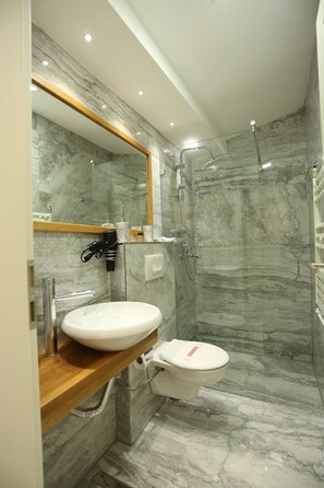 Double or Twin Room | Bathroom | Shower, free toiletries, hair dryer, slippers - Hotel Edi Imperial (Prizren)