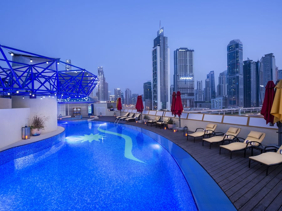 Utendørsbasseng, bassengparasoller og solsenger