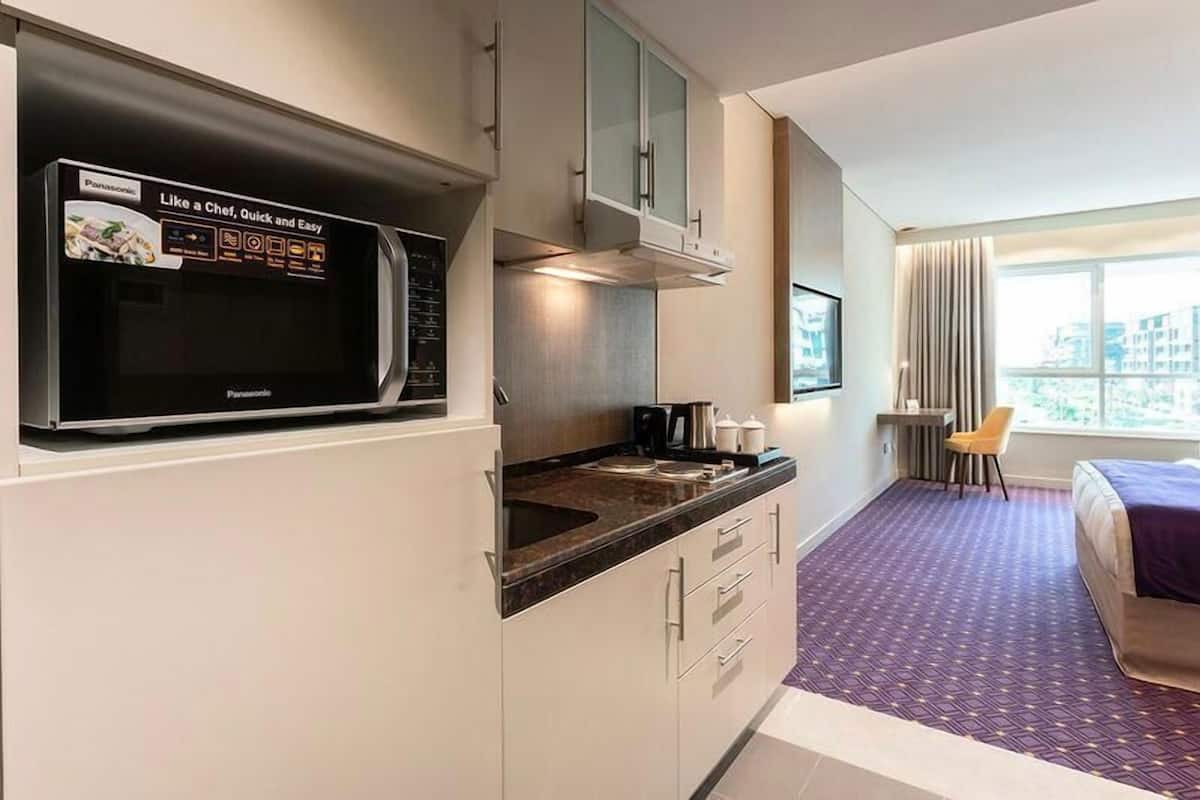 Premium Room, 1 King Bed, City View | Premium bedding, minibar, in-room safe, blackout curtains