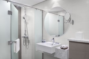 Baignoire relaxante profonde, douche à « effet pluie »