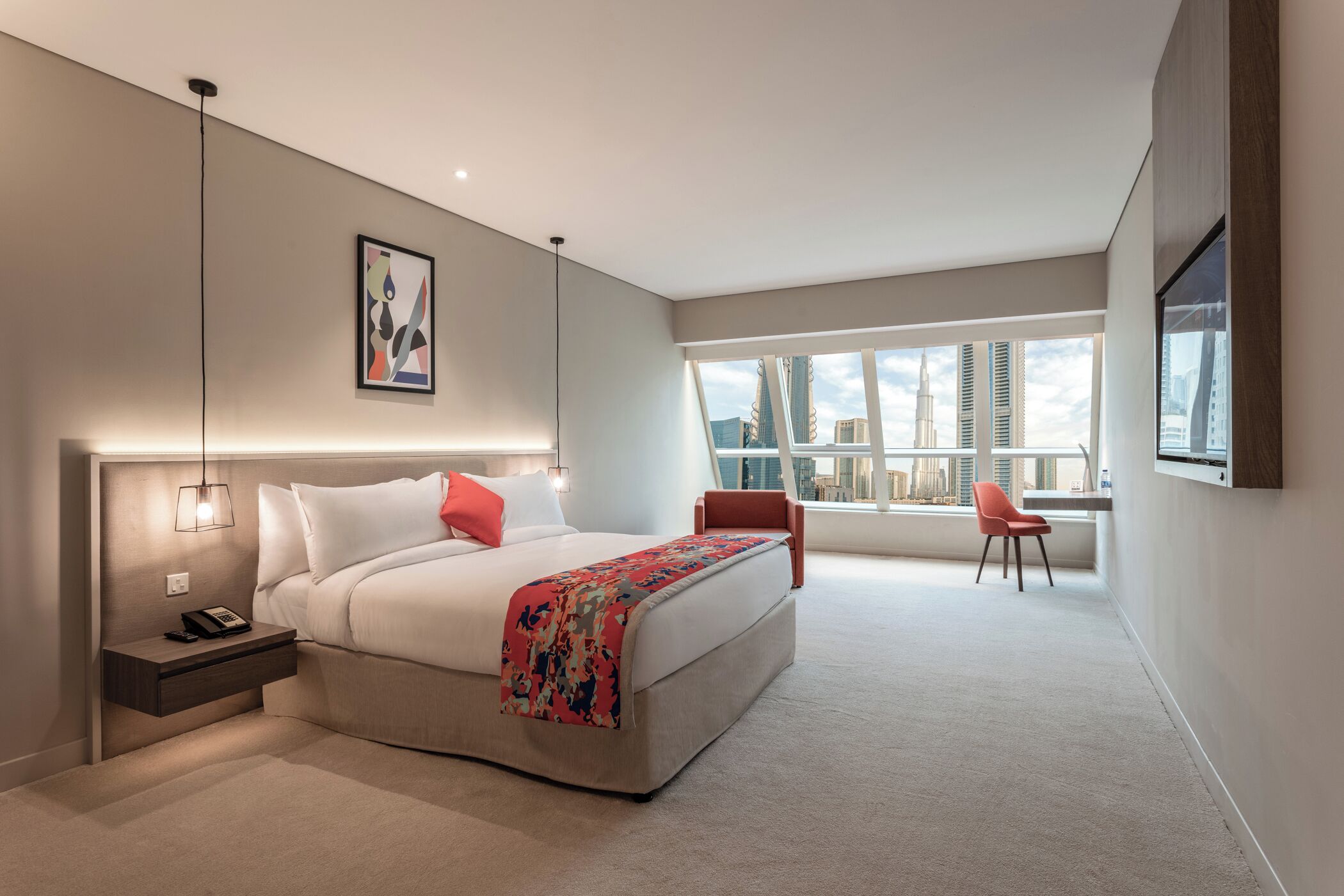 Un dormitorio moderno con cama, mesita de noche y vista a la ciudad.