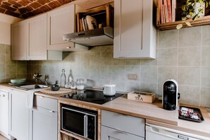 Geladeira, micro-ondas, cooktop, lava-louças