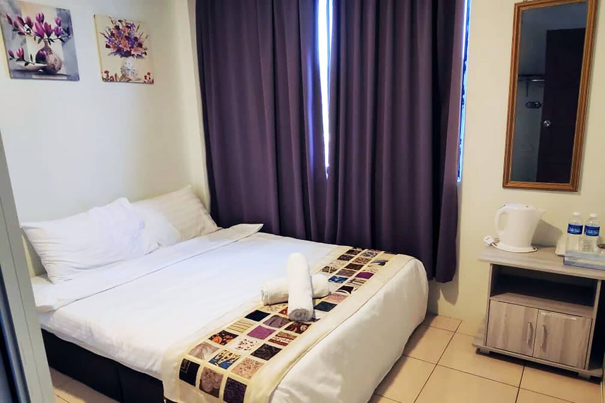 Double Connecting Queen Room | Premium bedding, individually decorated, blackout drapes