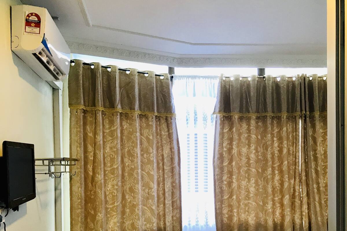 Premium bedding, individually decorated, blackout drapes