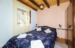 2 bedrooms, travel cot, free WiFi, bed sheets
