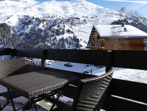 Outdoor dining - Charming renovated 2-room apartment with south balcony, pets allowed (Méribel)