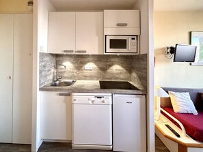 Jääkaappi, mikroaaltouuni, liesi, astianpesukone