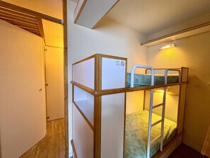 A bunk bed room with a door and a light fixture above the bed. - Cozy studio for 4, pets allowed, near slopes (La Plagne)