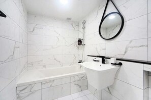 Habitación doble Deluxe (Netflix) | Baño | Tina profunda, amenidades de baño de diseñador, secadora de cabello 