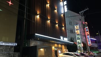 Fachada de la propiedad por la tarde o noche