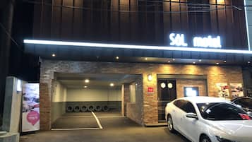 Fachada de la propiedad por la tarde o noche