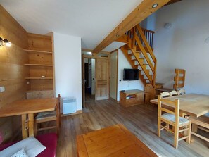Interior - Spacious 3BR duplex 20m from slopes, family-friendly, balcony, ski locker (Valmorel)