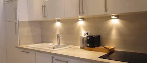 Fridge, oven, stovetop, dishwasher