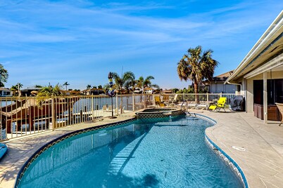 Waterfront home with WiFi & private pool - free kayak & bikes