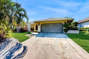 Property grounds - Waterfront home with WiFi & private pool - free kayak & bikes (Marco Island)