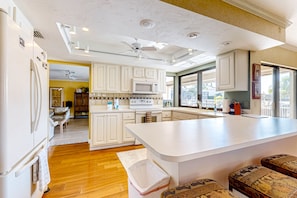 Fridge, microwave, oven, stovetop - Waterfront home with WiFi & private pool - free kayak & bikes (Marco Island)