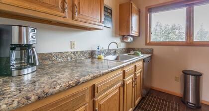 Condo w/beautiful views, fireplace & community pool/hot tub - Cozy Hidden Village Retreat