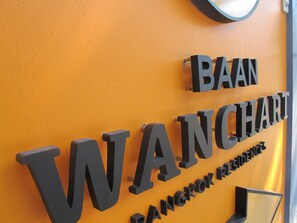 A sign with the text "BAAN WANCHARI" and "Bangkok Residence". - Baan Wanchart Bangkok Residences (Bangkok)