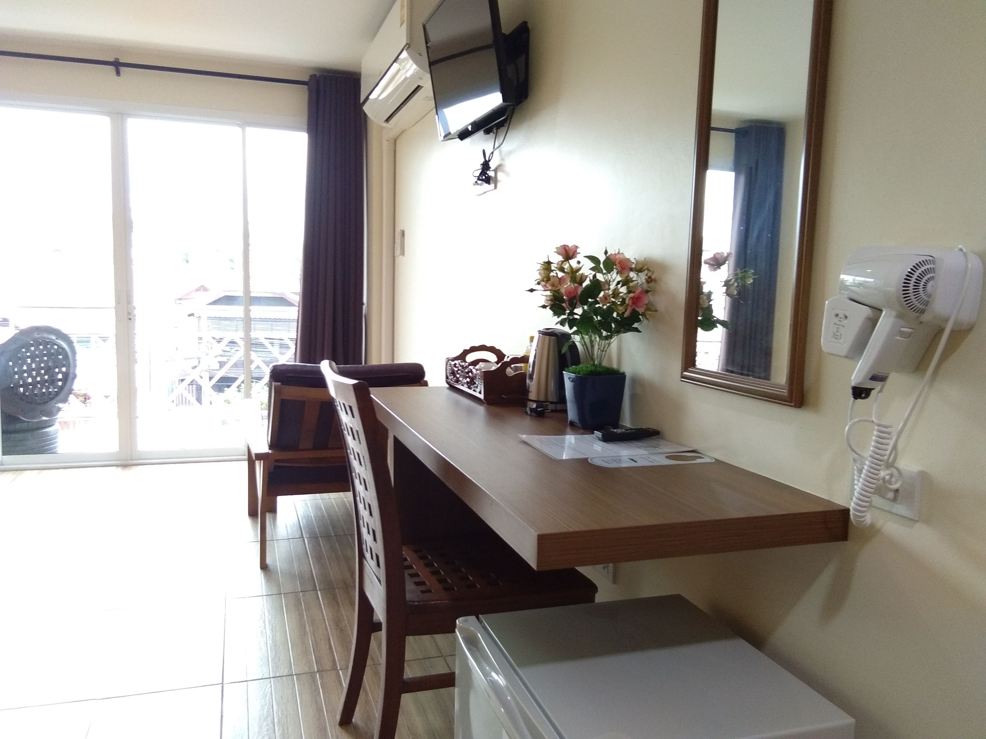 deluxe double room, 1 king bed | in-room safe, blackout curtains, rollaway beds, free wifi