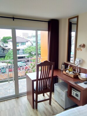 浪漫客房, 1 张特大床 | 客房内保险箱、遮光窗帘、  折叠床/加床（额外收费）、免费 WiFi