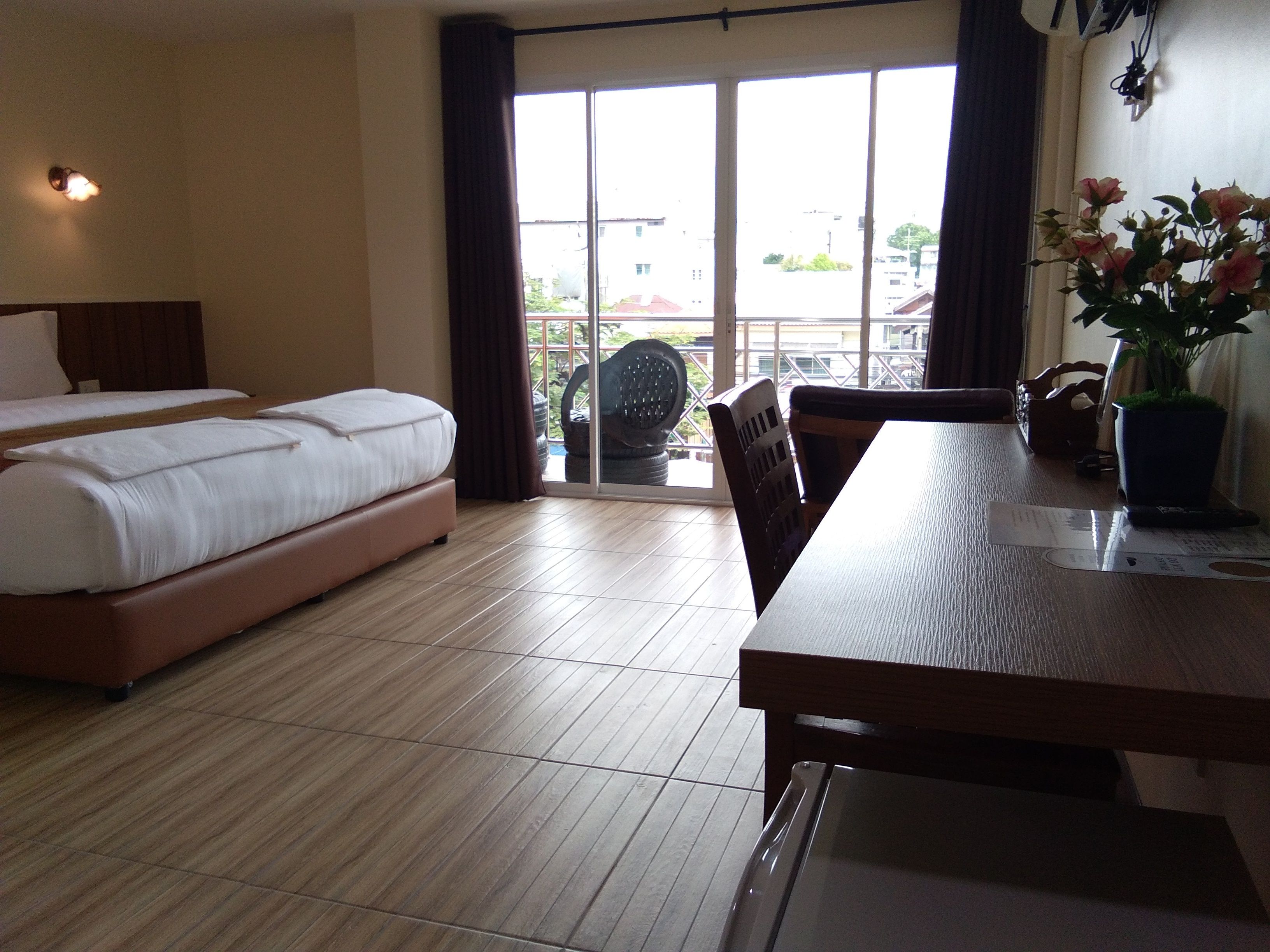 deluxe double room, 1 king bed | in-room safe, blackout curtains, rollaway beds, free wifi