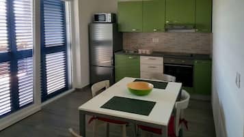 Apartment, Meerblick (8) | Gemeinschaftsküche | Großer Kühlschrank, Mikrowelle, Ofen, Herdplatte