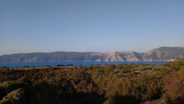 A coastal landscape with a clear view of the sea and distant mountains. - Wabi Sabi Resort & Apartments (Krk)