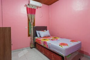 Basic Twin Room, Shared Bathroom | 12 bedrooms, desk, bed sheets - Rumah Kost MAPLE Winangun (Manado)