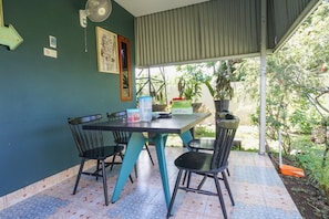 Outdoor dining - Rumah Kost MAPLE Winangun (Manado)