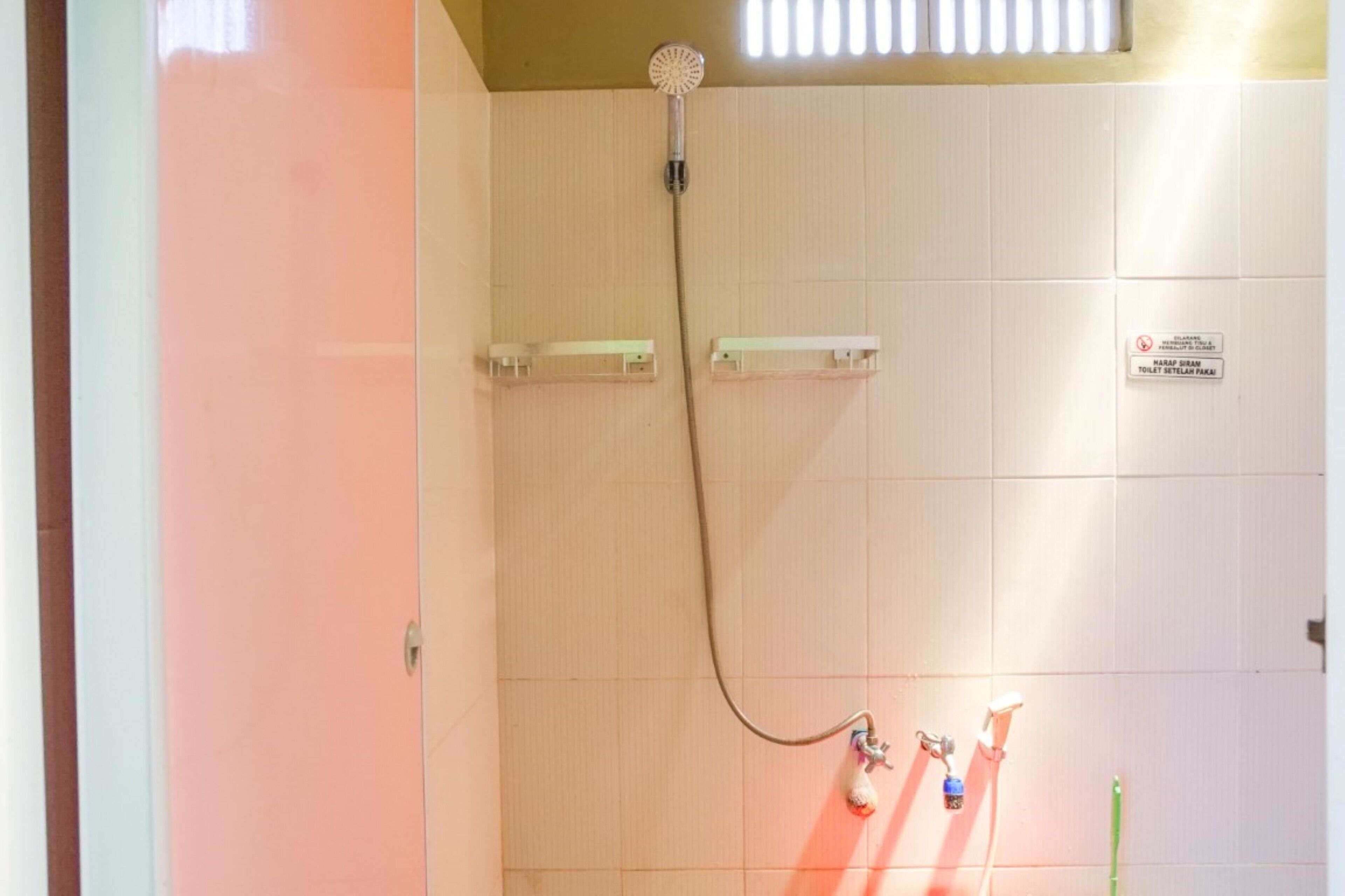 Basic Twin Room, Shared Bathroom | Bathroom | Shower, free toiletries, towels