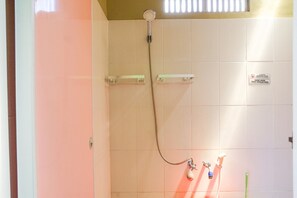 Basic Twin Room, Shared Bathroom | Bathroom | Shower, free toiletries, towels - Rumah Kost MAPLE Winangun (Manado)