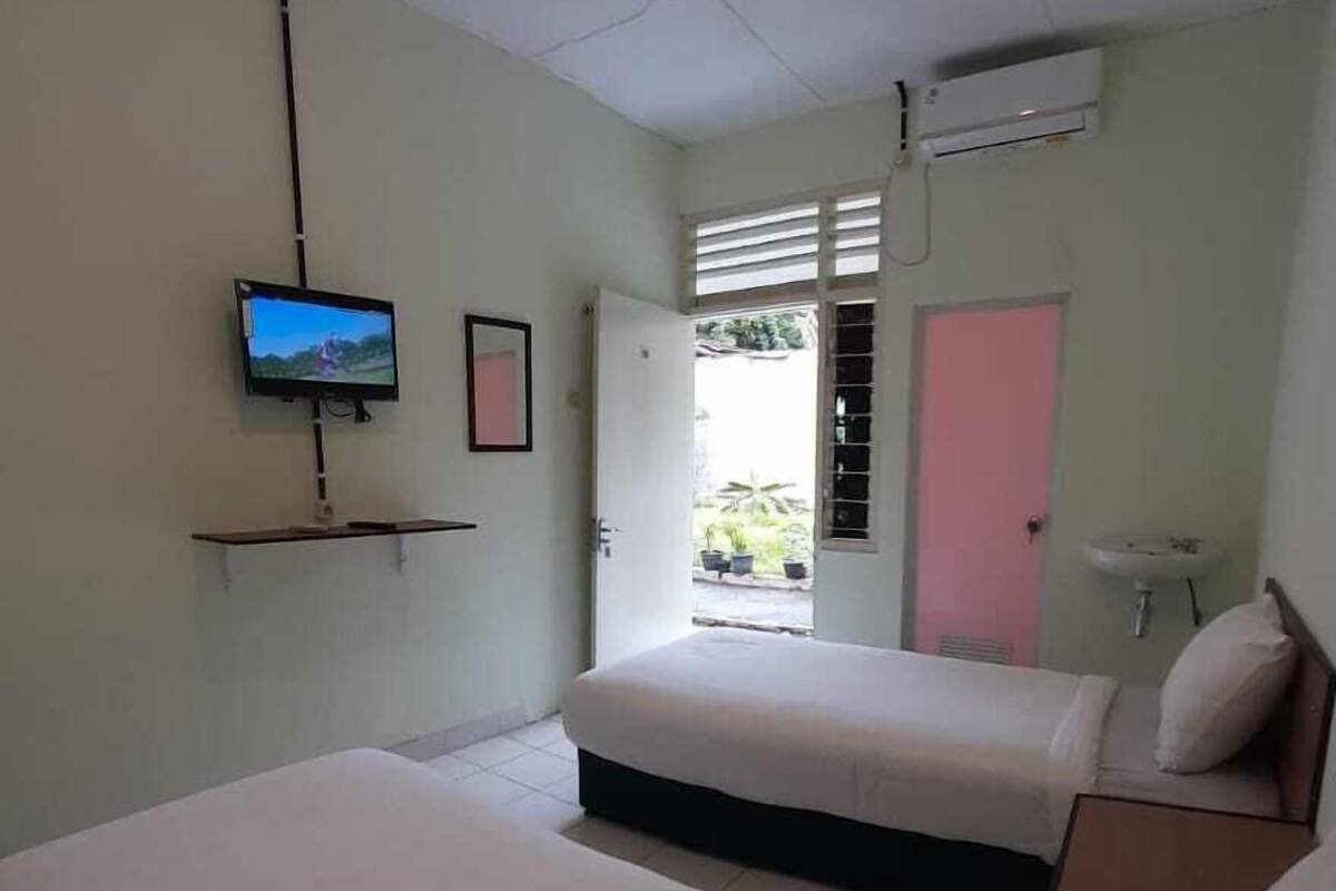 Standard Twin Room | Desk, free WiFi, bed sheets