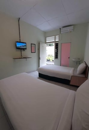 Standard Twin Room | Desk, free WiFi, bed sheets