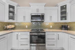Fridge, microwave, oven, stovetop - Gulf Access, Southern Heated Pool, Kayaks, Bikes, Tiki Hut - Villa Salty Shoreline - Roelens (Cape Coral)